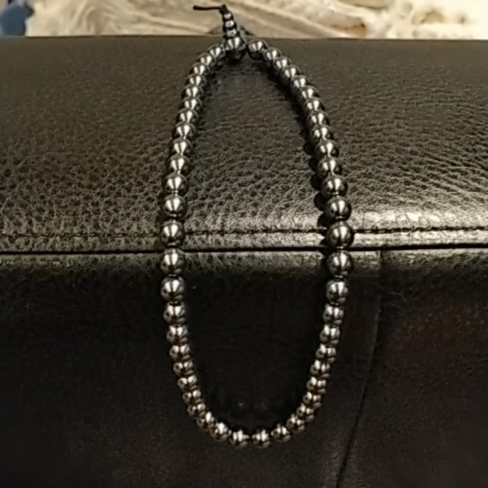 Black faux pearl stretchy necklace
